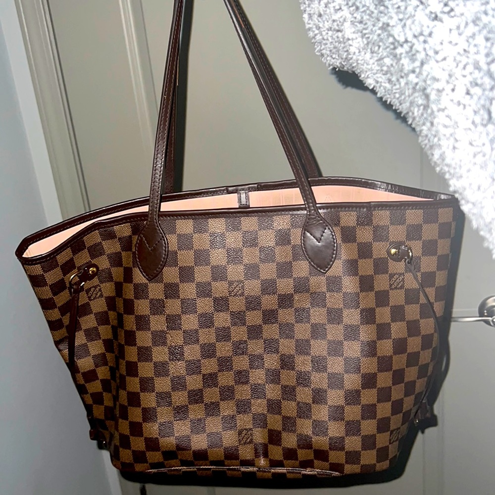 This is a Lous Vuitton bag that I’m selling gently used only had it for 4 months